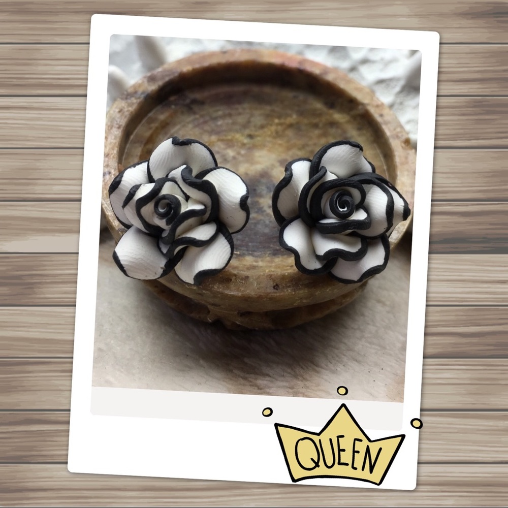 Black & White Flower Stud Earrings - Picture 3 of 10